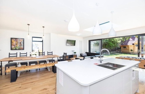 Bournemouth House | Spacious 4 Bedroom Bungalow with Garden & Ocean Views
