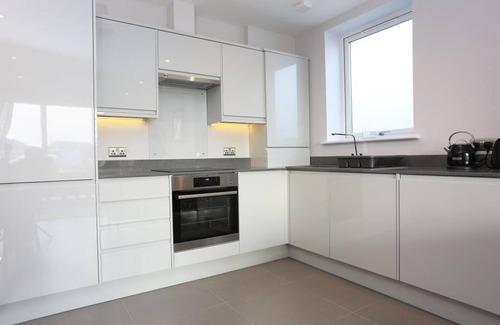 Southbourne Apartment | Seaside Escape: Modern Property with Ocean Views & Spa