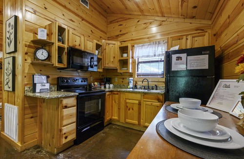 Hochatown Cabin | Cozy Bout Time Cabin with Hot Tub & Free Wifi