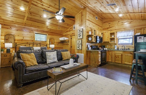 Hochatown Cabin | Cozy Bout Time Cabin with Hot Tub & Free Wifi