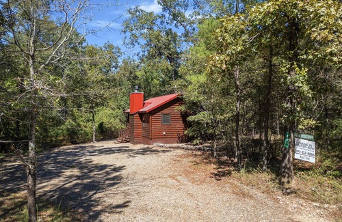 Hochatown Cabin | Cozy Bout Time Cabin with Hot Tub & Free Wifi
