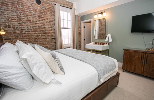 Jacksonville Hotel | Inviting King Suite at The Jacksonville Inn with Rainfall Shower