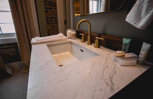 Jacksonville Hotel | Inviting King Suite at The Jacksonville Inn with Rainfall Shower