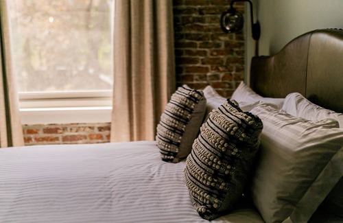 Jacksonville Hotel | Comfortable King Guest Room at The Jacksonville Inn