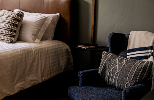Jacksonville Hotel | Comfortable King Guest Room at The Jacksonville Inn