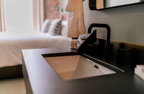 Jacksonville Hotel | Comfortable King Guest Room at The Jacksonville Inn