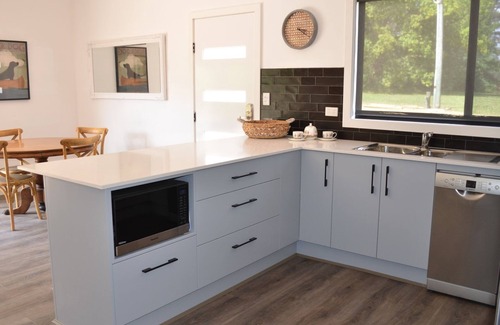 Glenorie Cottage | Eco-Friendly Boutique Accommodation with Pool & Breakfast