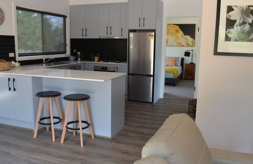 Glenorie Cottage | Eco-Friendly Boutique Accommodation with Pool & Breakfast