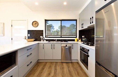 Glenorie Cottage | Eco-Friendly Boutique Accommodation with Pool & Breakfast