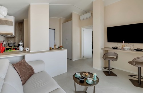 Cassone House | Boutique apartment Venere with Pool, Brenzone sul Garda, Italy