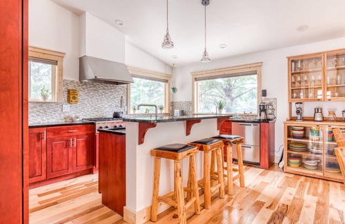 Long Beach House | Cozy Boutique Cabin with Hot Tub & Beach Access
