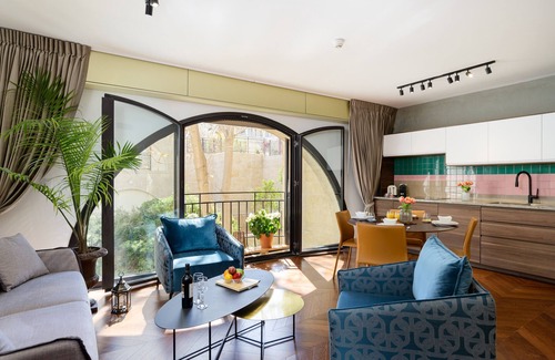 Jerusalem City Centre Apartment | Chic Retreat with Family Amenities in David's Village