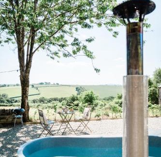 Launceston House | Tranquil Cornish Shepherd's Hut with Inviting Hot Tub