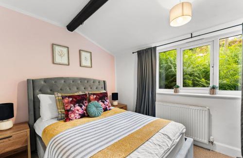 Winster Villa | Cozy Boutique Cottage in The Peak District for Families