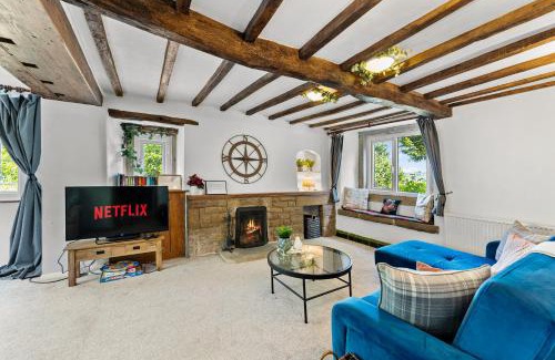Winster Villa | Cozy Boutique Cottage in The Peak District for Families