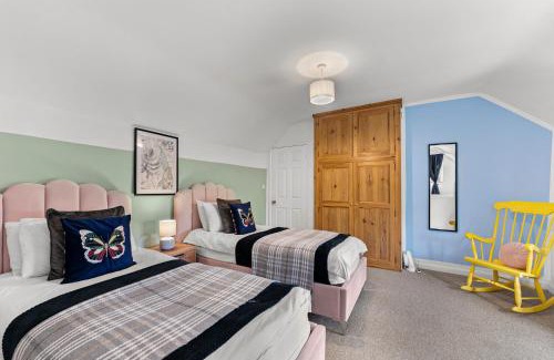 Winster Villa | Cozy Boutique Cottage in The Peak District for Families