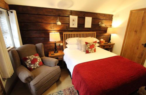 Wolverhampton House | Experience Boutique Garden Lodge @ The Larches - 5 Star Stay