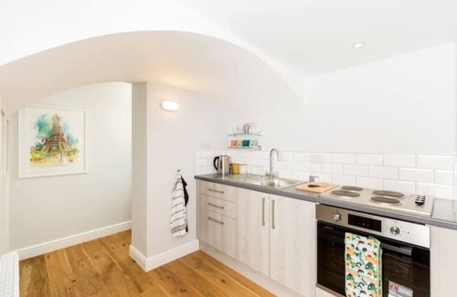 Leamington Spa Apartment | Stylish Basement Flat with Parking, Wi-Fi & Child-Friendly