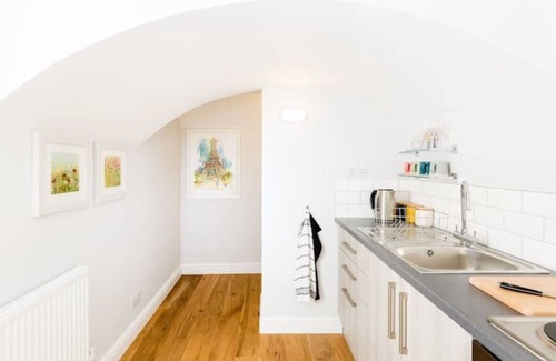 Leamington Spa Apartment | Stylish Basement Flat with Parking, Wi-Fi & Child-Friendly