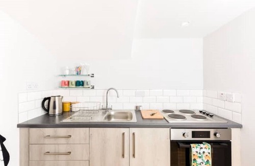 Leamington Spa Apartment | Stylish Basement Flat with Parking, Wi-Fi & Child-Friendly