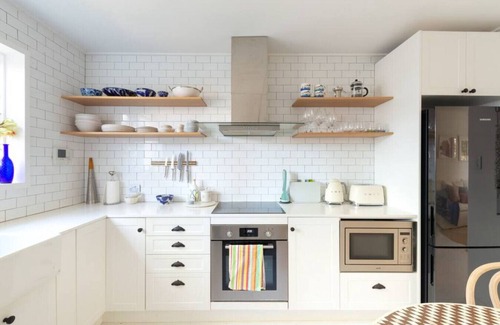 Mona Vale Apartment | Cozy Boutique Getaway Steps from the Beach - Rated 9.8