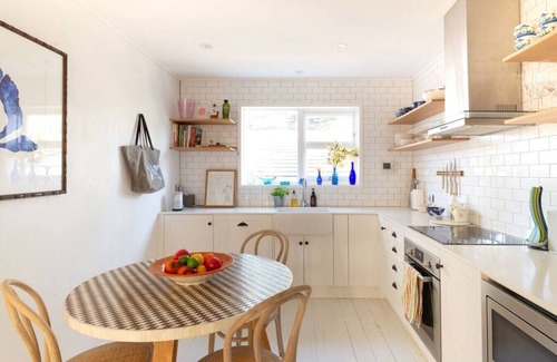 Mona Vale Apartment | Cozy Boutique Getaway Steps from the Beach - Rated 9.8