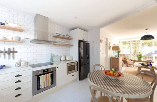 Mona Vale Apartment | Cozy Boutique Getaway Steps from the Beach - Rated 9.8