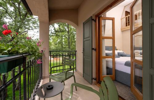 Filipini Hotel | Oceanfront Boutique Hotel Paradiso with Hot Tub & Breakfast