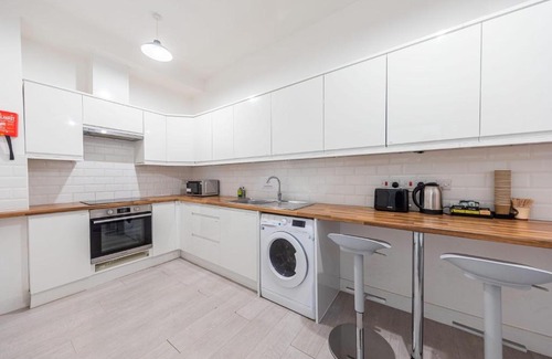 St. George's Apartment | Modern Boutique Hotel Room for Two Near Transport Links