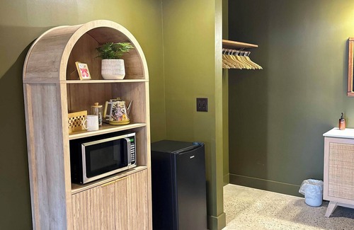 Lawrenceburg Hotel | Boutique Motel with cozy nature inspired mid century design