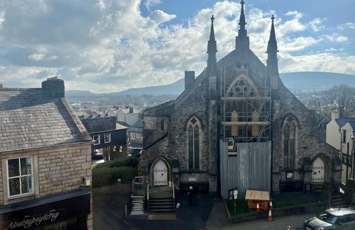 Clitheroe Apartment | Stylish Penthouse Apartment with Rooftop Terrace & Pet-Friendly