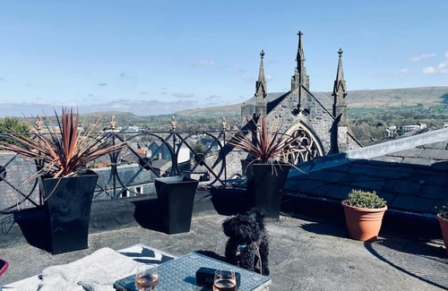 Clitheroe Apartment | Stylish Penthouse Apartment with Rooftop Terrace & Pet-Friendly