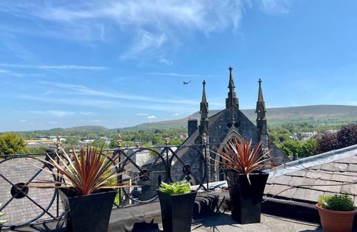 Clitheroe Apartment | Stylish Penthouse Apartment with Rooftop Terrace & Pet-Friendly