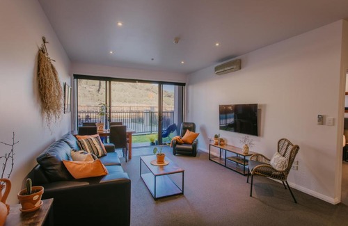 Gisborne Apartment | Stylish Boutique @ Portside Hotel with Ocean Views & Pool