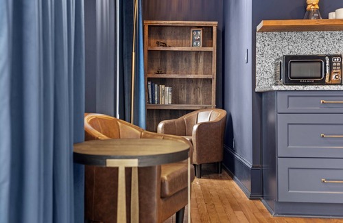 Washington Apartment | Boutique Premium Studio At The West Main - Chart Room