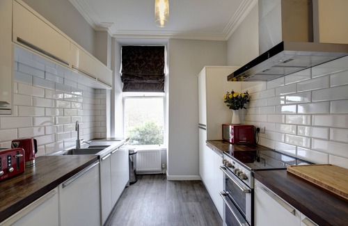 Bath Apartment | Stylish Apartment in Prime Central Location, Rated 10/10
