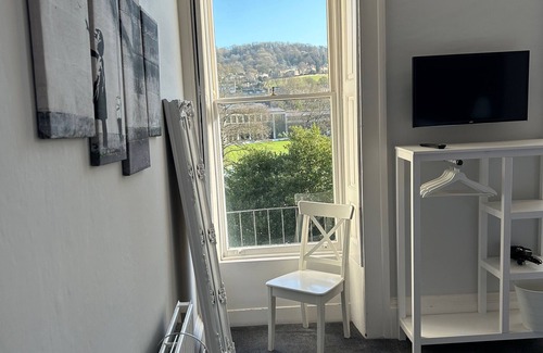 Bath Apartment | Stylish Apartment in Prime Central Location, Rated 10/10