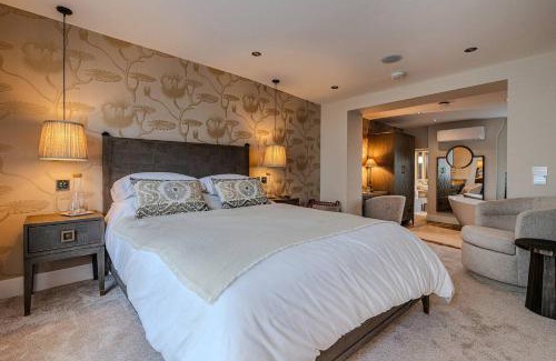 Broadstairs House | Boutique Retreat With Movie Room And Parking