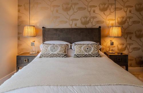 Broadstairs House | Boutique Retreat With Movie Room And Parking