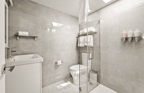 North Downtown Hotel | Stylish Boutique Room Near Downtown Mall | Rose Jean #5