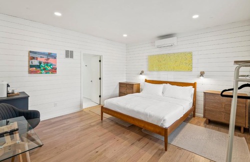North Downtown Hotel | Boutique Room steps from Downtown Mall Rose Jean Room 1