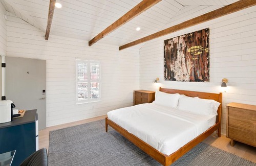 North Downtown Hotel | Cozy Room Near Downtown Mall with Kitchen & Pet-Friendly