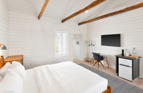 North Downtown Hotel | Cozy Room Near Downtown Mall with Kitchen & Pet-Friendly