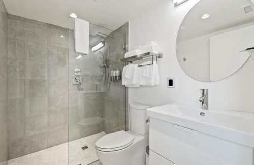 North Downtown Hotel | Cozy Room Near Downtown Mall with Kitchen & Pet-Friendly