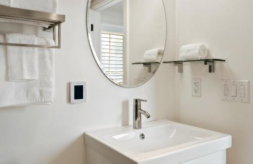 North Downtown Hotel | Cozy Room Near Downtown Mall with Kitchen & Pet-Friendly