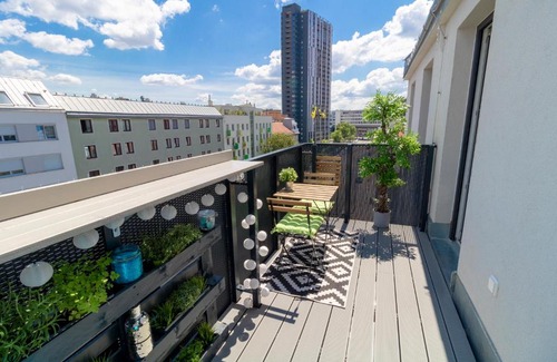 Brigittenau Apartment | Elegant Boutique Sky City Apartment with Balcony View