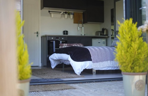 Beer Cabin | Charming Escape Pod Studio in Devon, Steps from the Beach