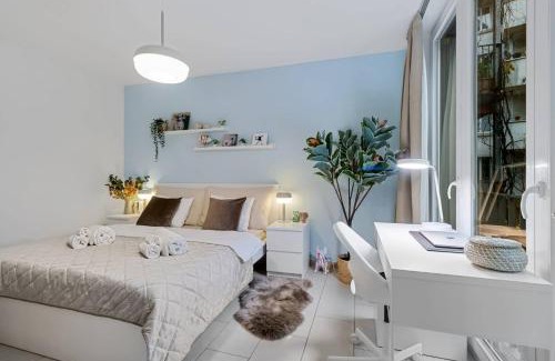Werd Apartment | Stylish Downtown Hotel with King Bed & High-Speed Internet
