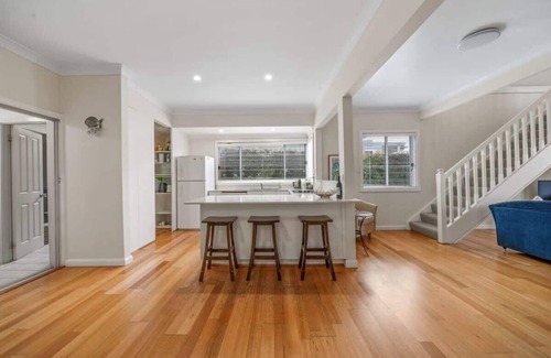 Hyams Beach House | Bowen View - Breathtaking Bay Views & Pet-Friendly Stay