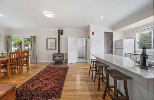 Hyams Beach House | Bowen View - Breathtaking Bay Views & Pet-Friendly Stay